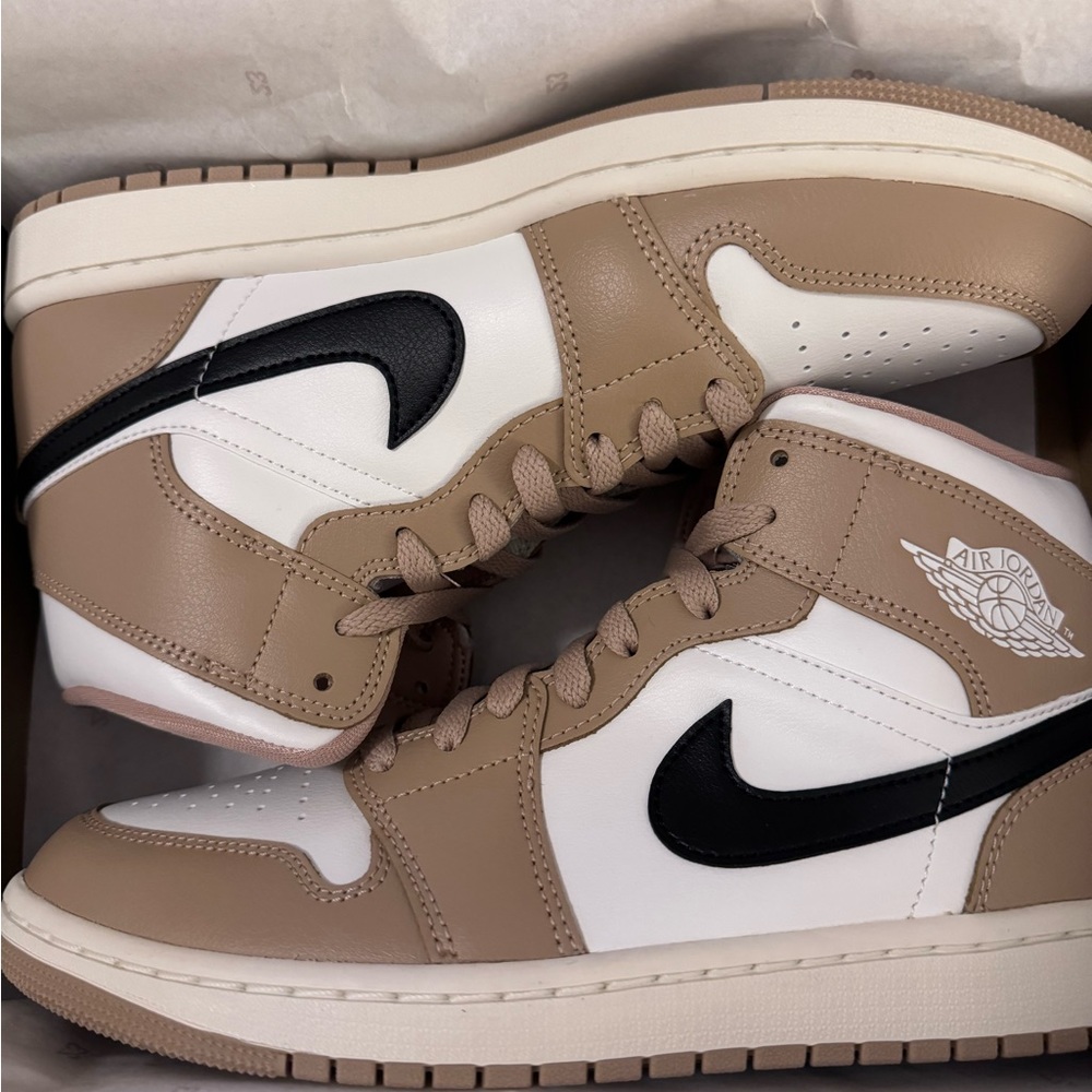 Air Jordan 1 Mid
Women's Shoes